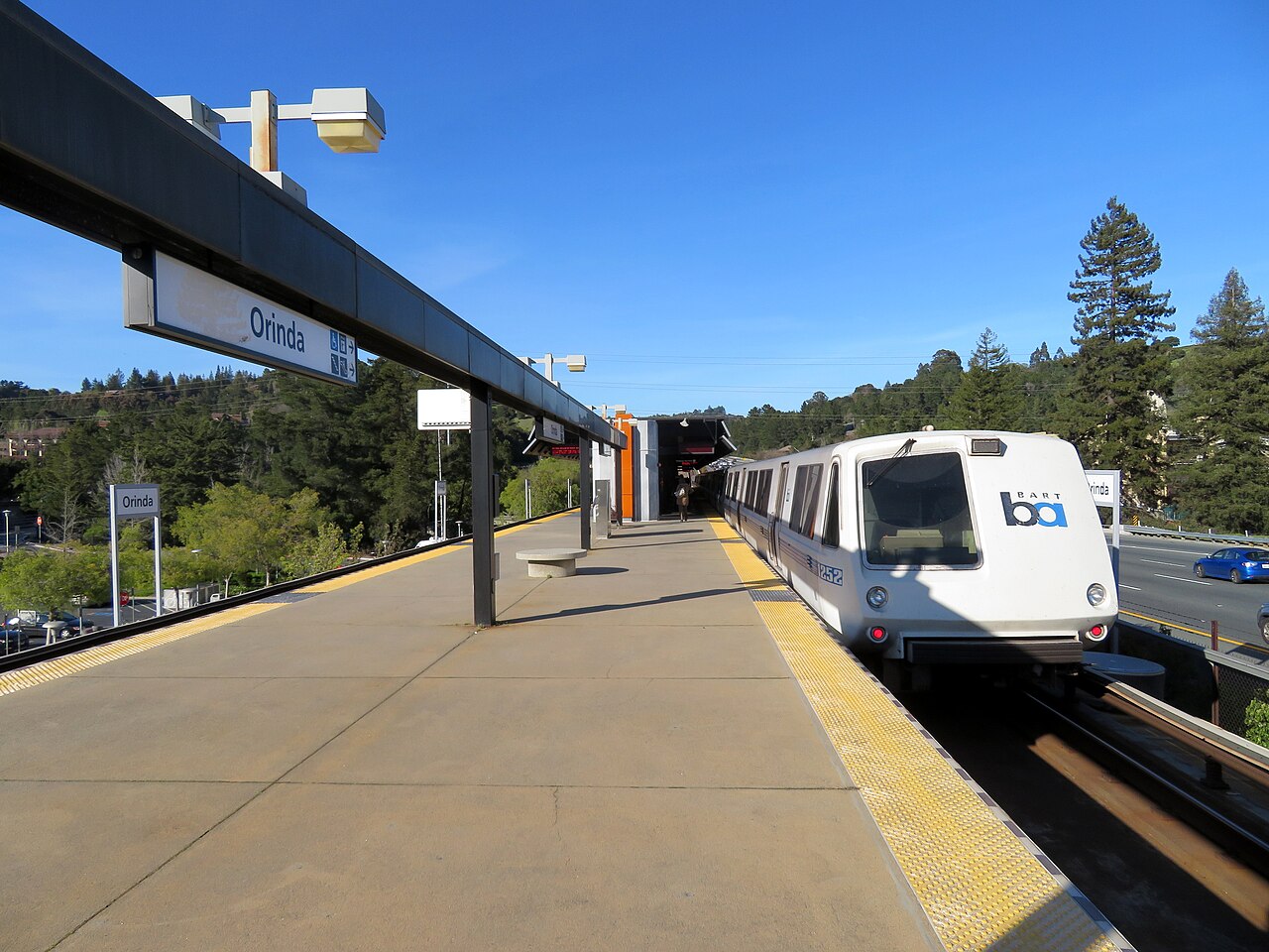 Un tren de BART detenido junto al andén elevado de la estación Orinda.