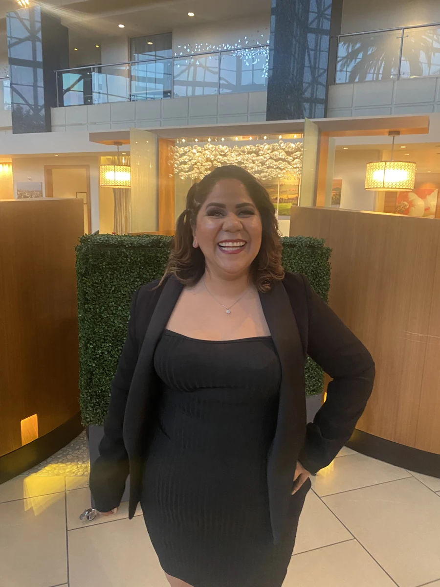 Juanita Herrera sonríe y lleva un blazer negro.