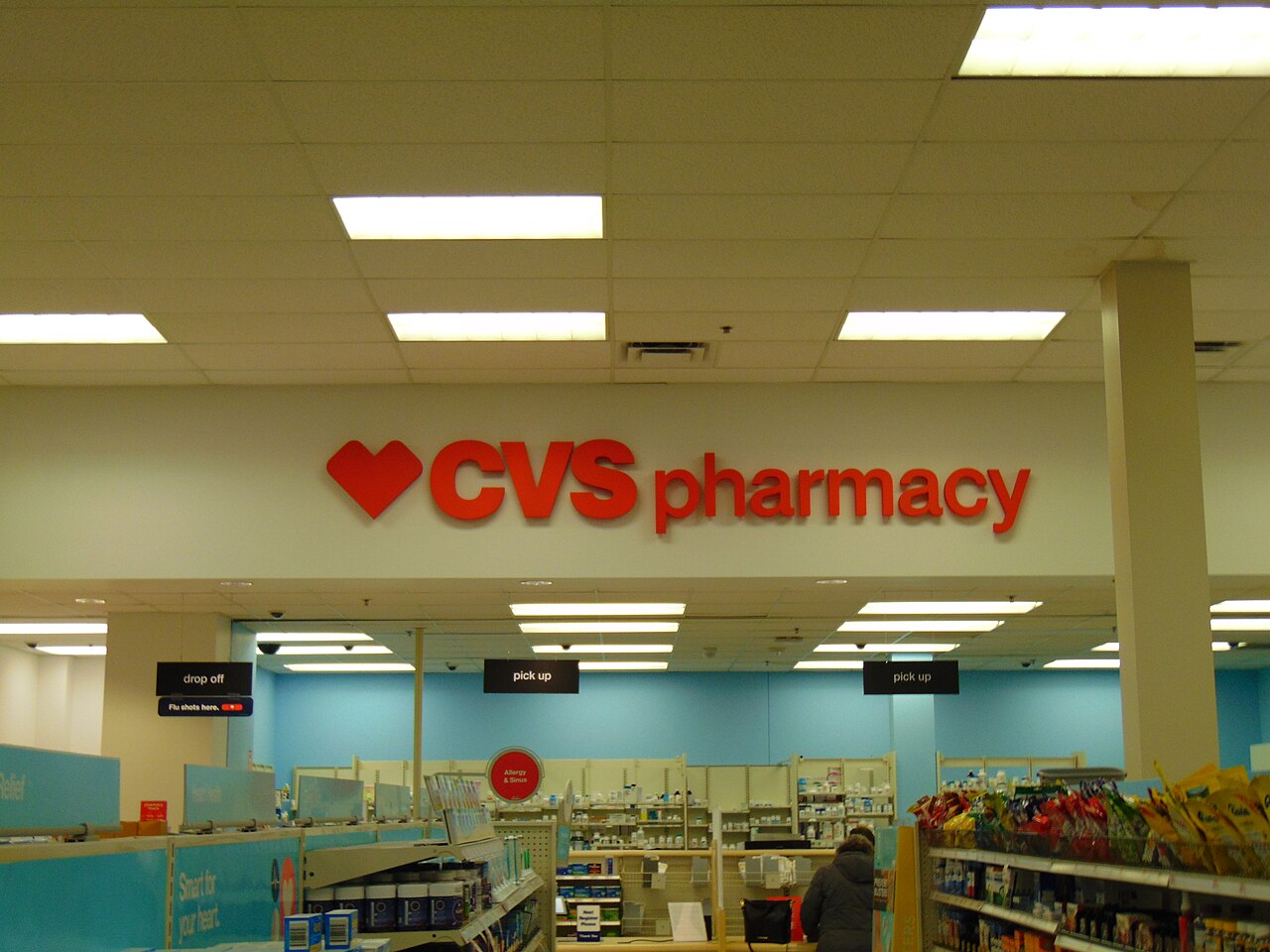 El interior de una tienda Target, con el mostrador de farmacia y los letreros de la tienda visibles.